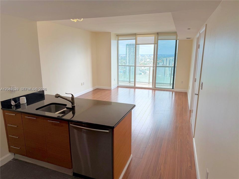 В аренду: $2,850 (1 спален, 1 ванн, 700 Квадратных фут)
