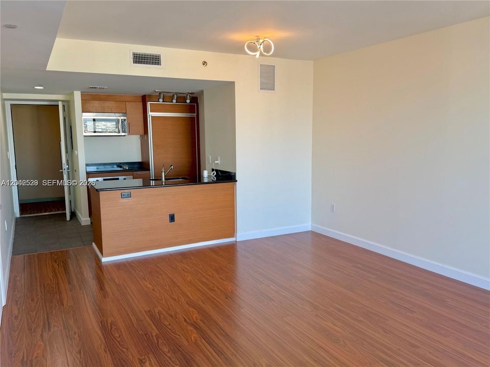 В аренду: $2,850 (1 спален, 1 ванн, 700 Квадратных фут)