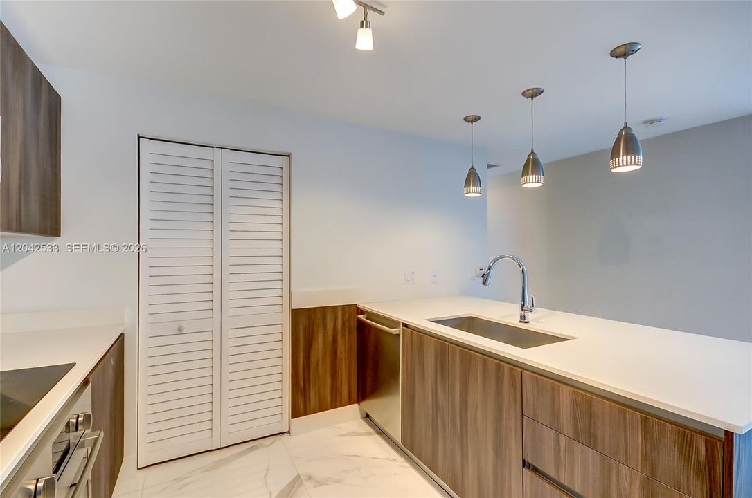 For Sale: $1,589,000 (3 beds, 3 baths, 1592 Square Feet)