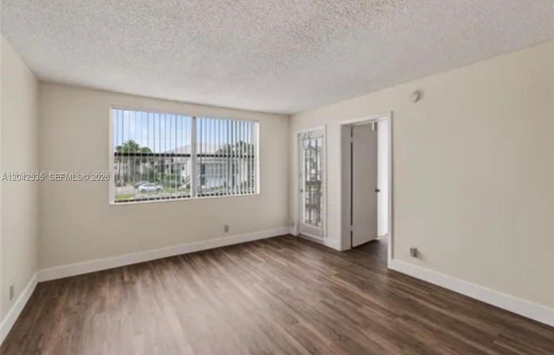 For Sale: $160,000 (1 beds, 1 baths, 728 Square Feet)