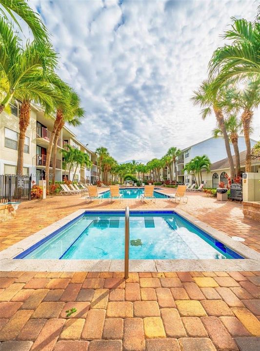 For Sale: $160,000 (1 beds, 1 baths, 728 Square Feet)