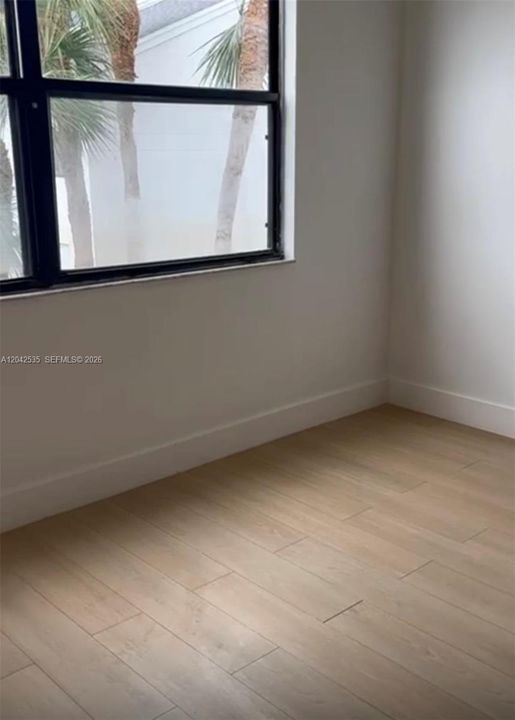 For Sale: $160,000 (1 beds, 1 baths, 728 Square Feet)