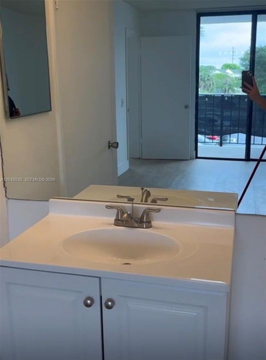 For Sale: $160,000 (1 beds, 1 baths, 728 Square Feet)