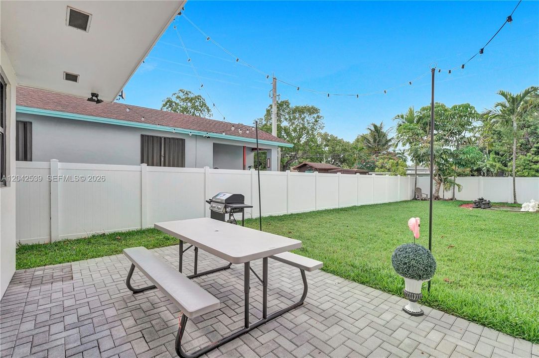 For Rent: $2,800 (2 beds, 1 baths, 1200 Square Feet)