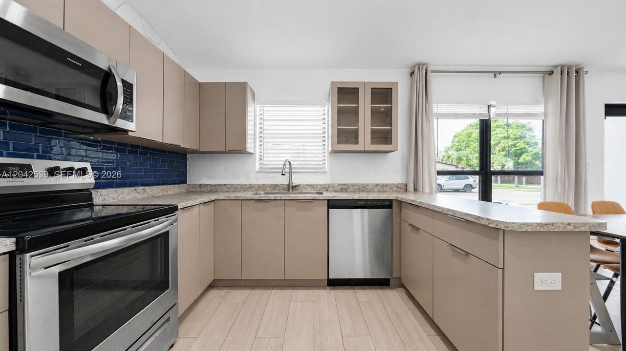 For Rent: $2,800 (2 beds, 1 baths, 1200 Square Feet)
