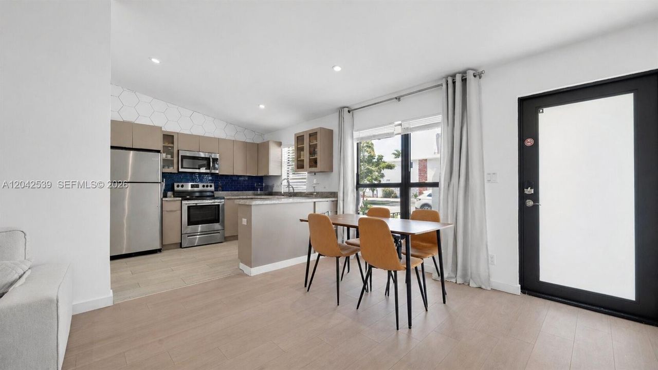 For Rent: $2,800 (2 beds, 1 baths, 1200 Square Feet)