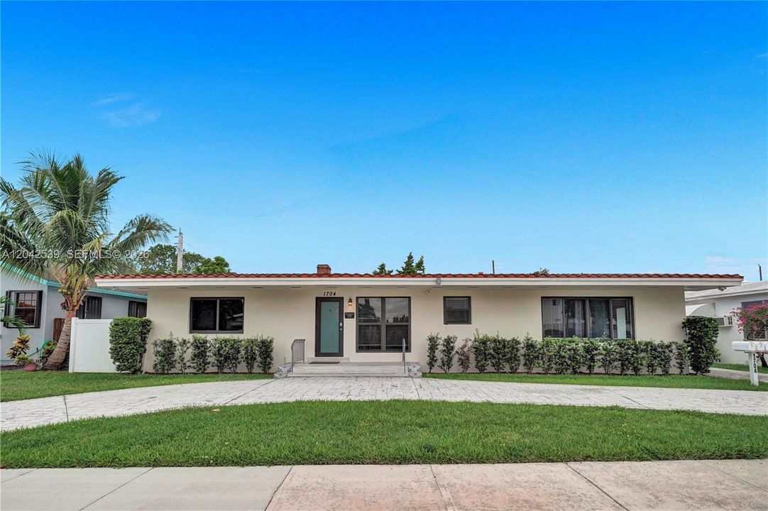 For Rent: $2,800 (2 beds, 1 baths, 1200 Square Feet)