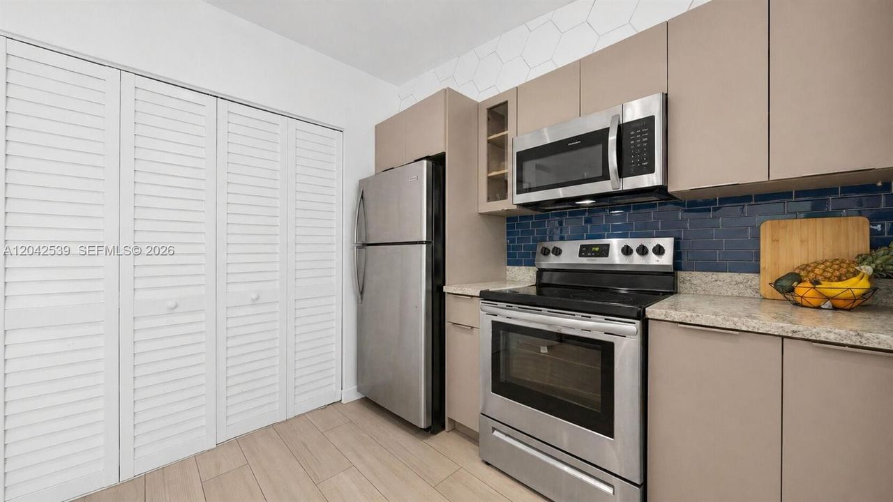 For Rent: $2,800 (2 beds, 1 baths, 1200 Square Feet)