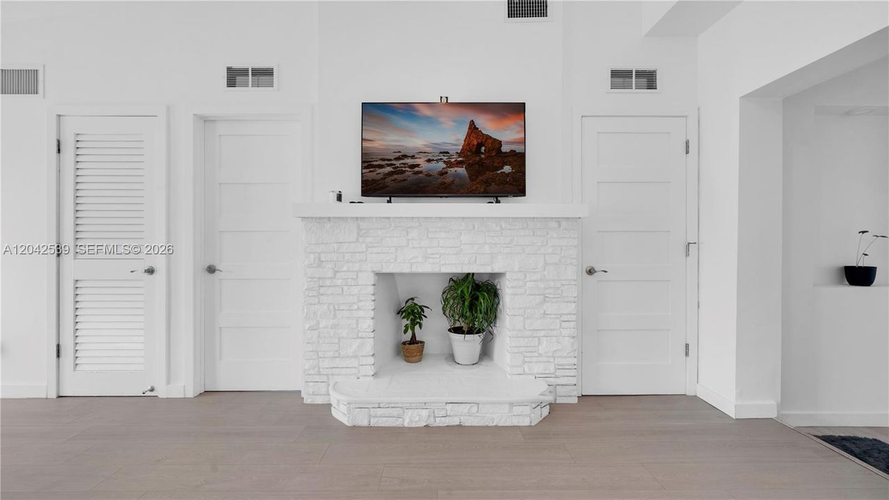 For Rent: $2,800 (2 beds, 1 baths, 1200 Square Feet)