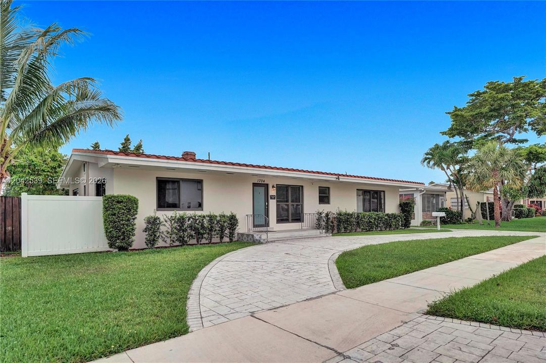 For Rent: $2,800 (2 beds, 1 baths, 1200 Square Feet)