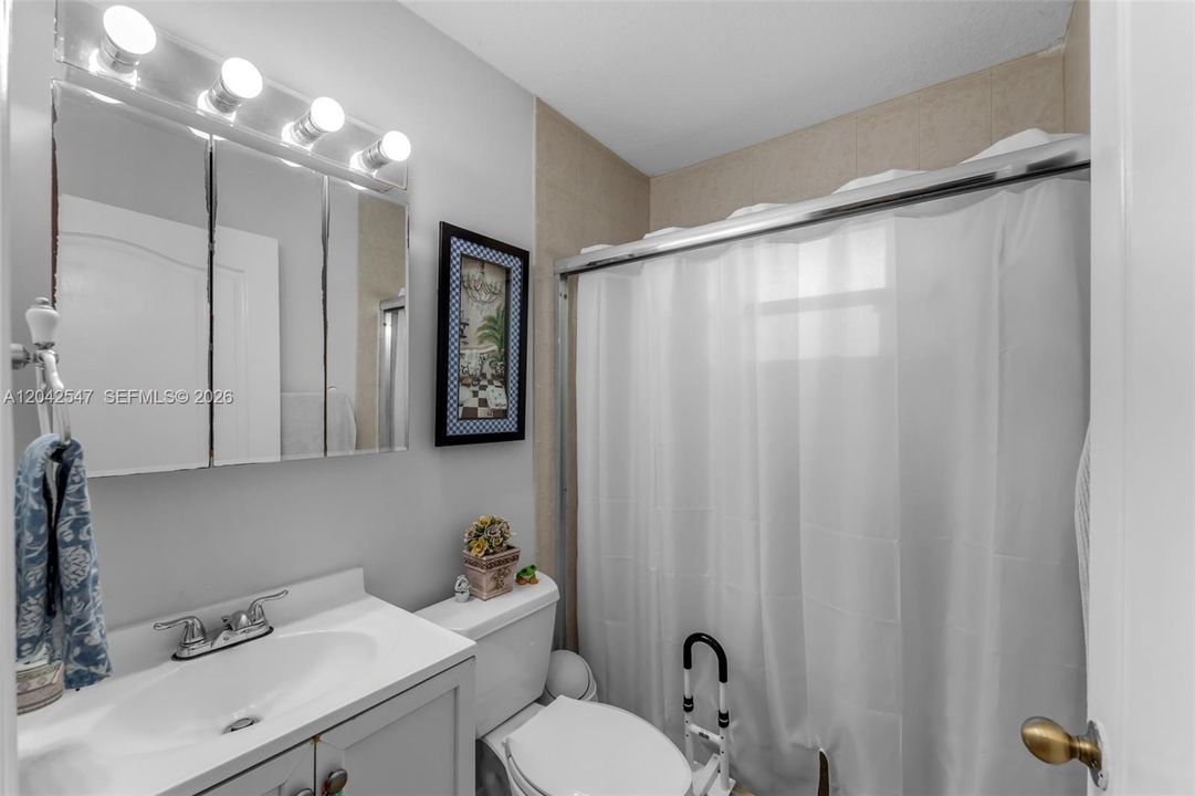 Activo con contrato: $550,000 (3 camas, 2 baños, 1300 Pies cuadrados)
