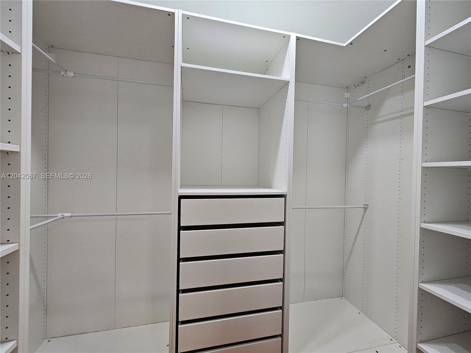 For Rent: $3,100 (4 beds, 2 baths, 1868 Square Feet)