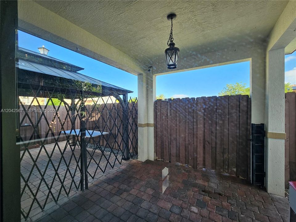 For Rent: $3,100 (4 beds, 2 baths, 1868 Square Feet)