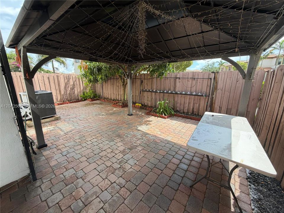 For Rent: $3,100 (4 beds, 2 baths, 1868 Square Feet)