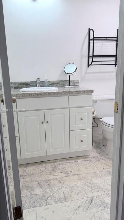 В аренду: $1,500 (0 спален, 1 ванн, 650 Квадратных фут)