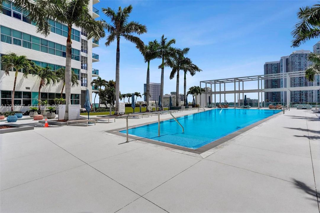 For Sale: $399,800 (1 beds, 1 baths, 711 Square Feet)