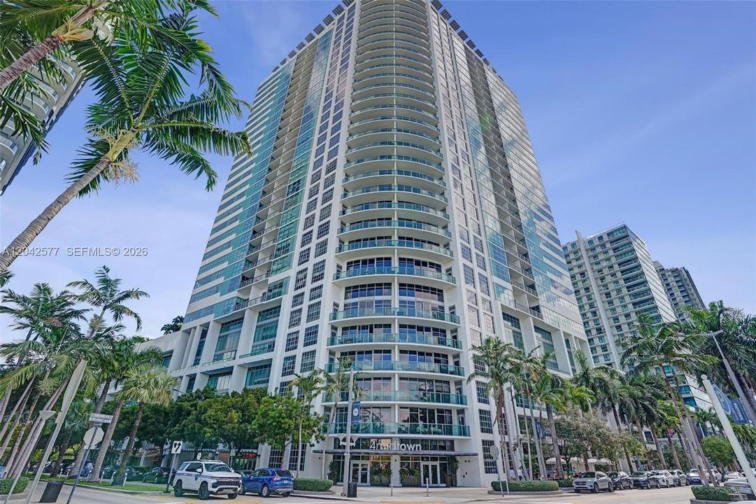 For Sale: $399,800 (1 beds, 1 baths, 711 Square Feet)