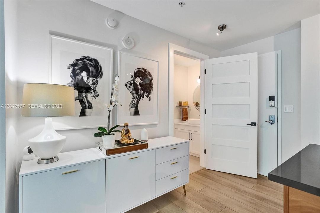 For Sale: $399,800 (1 beds, 1 baths, 711 Square Feet)