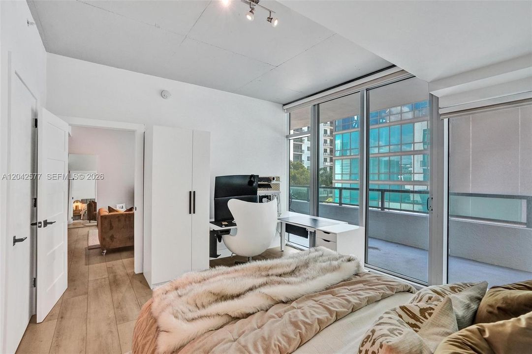 For Sale: $399,800 (1 beds, 1 baths, 711 Square Feet)