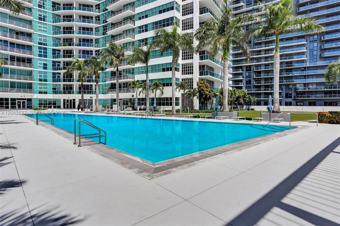 For Sale: $399,800 (1 beds, 1 baths, 711 Square Feet)