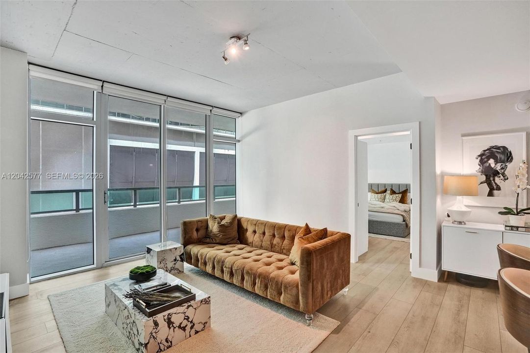 For Sale: $399,800 (1 beds, 1 baths, 711 Square Feet)