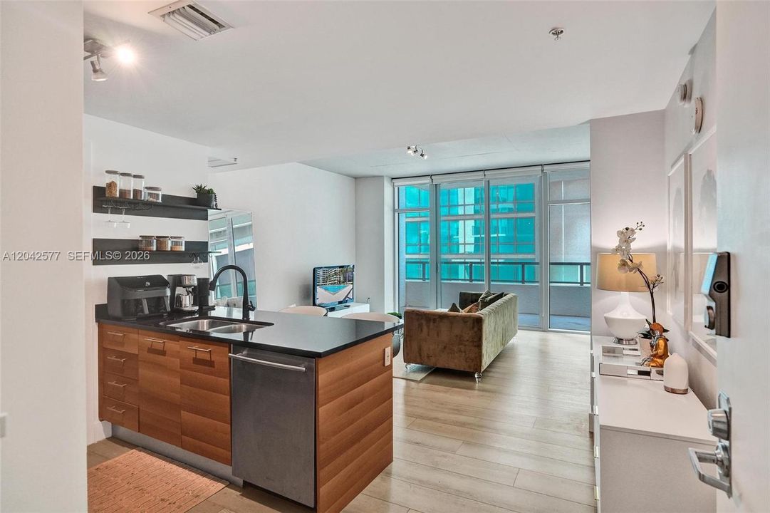 For Sale: $399,800 (1 beds, 1 baths, 711 Square Feet)