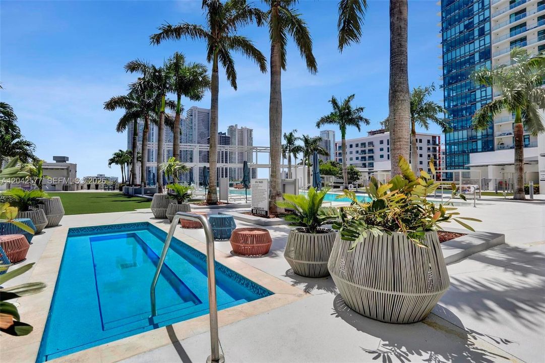For Sale: $399,800 (1 beds, 1 baths, 711 Square Feet)