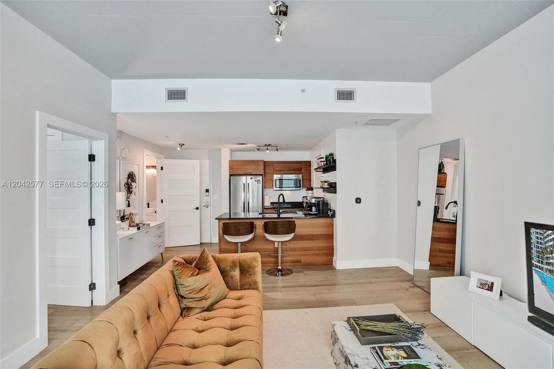 For Sale: $399,800 (1 beds, 1 baths, 711 Square Feet)
