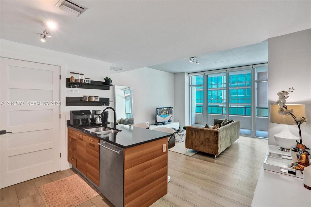 For Sale: $399,800 (1 beds, 1 baths, 711 Square Feet)