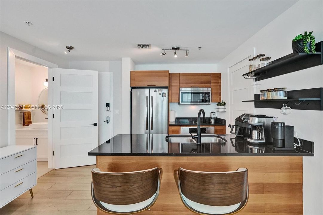 For Sale: $399,800 (1 beds, 1 baths, 711 Square Feet)