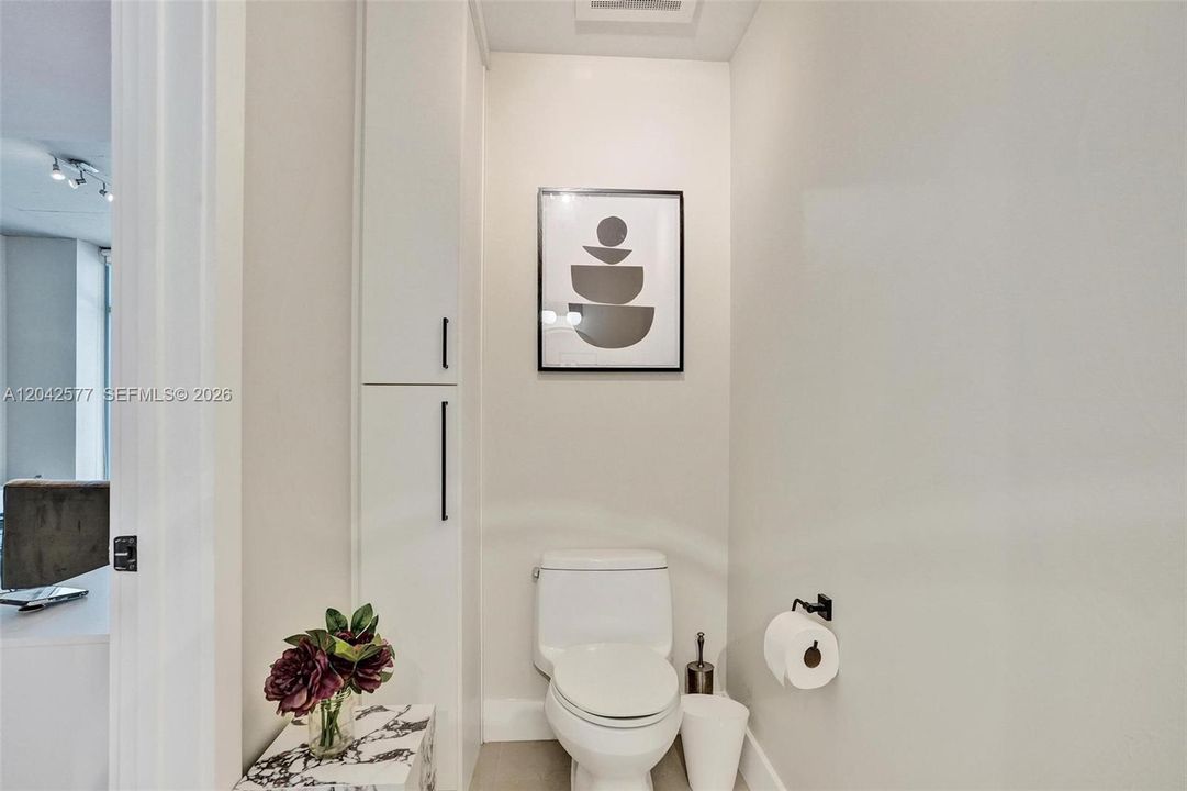 For Sale: $399,800 (1 beds, 1 baths, 711 Square Feet)
