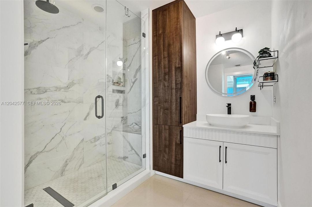 For Sale: $399,800 (1 beds, 1 baths, 711 Square Feet)