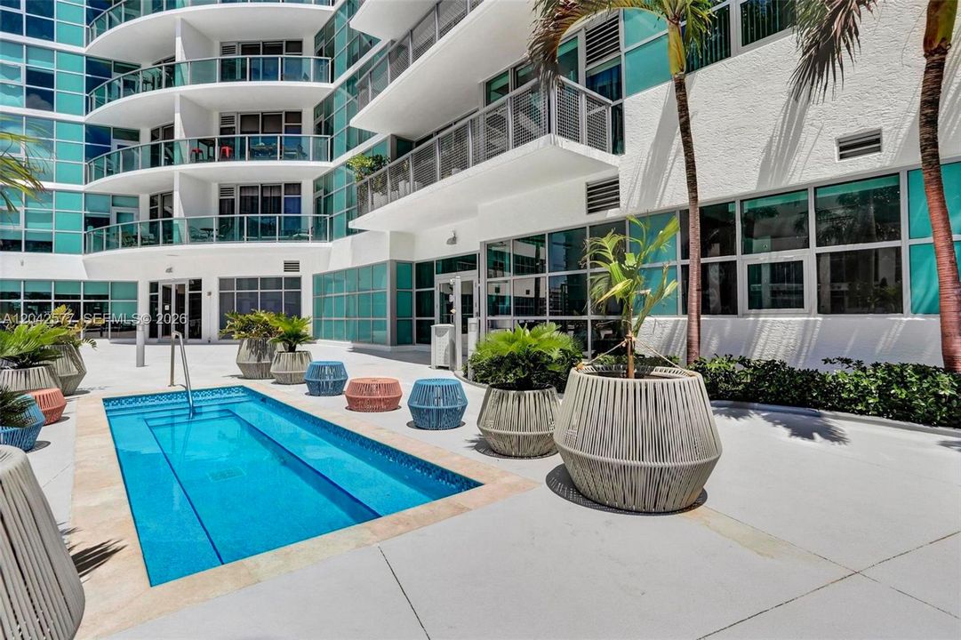 For Sale: $399,800 (1 beds, 1 baths, 711 Square Feet)