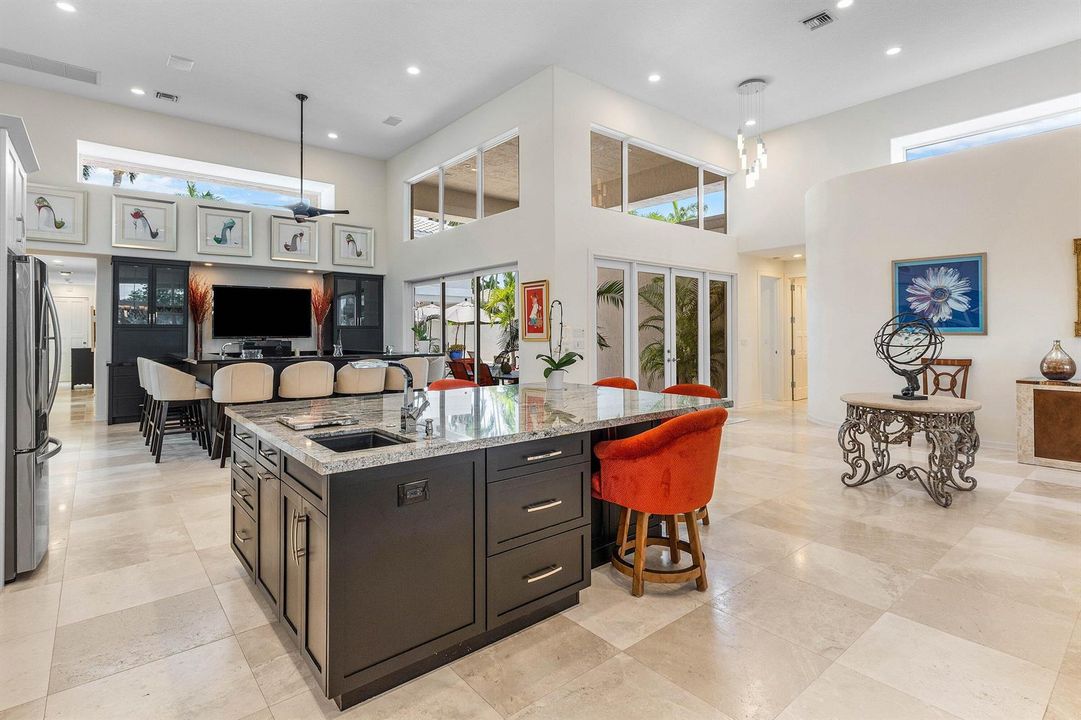 Kitchen/bar area