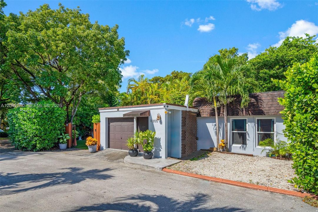 For Rent: $3,500 (3 beds, 2 baths, 1386 Square Feet)