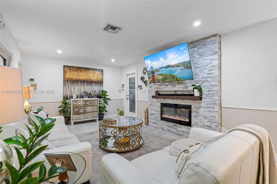 For Rent: $3,500 (3 beds, 2 baths, 1386 Square Feet)