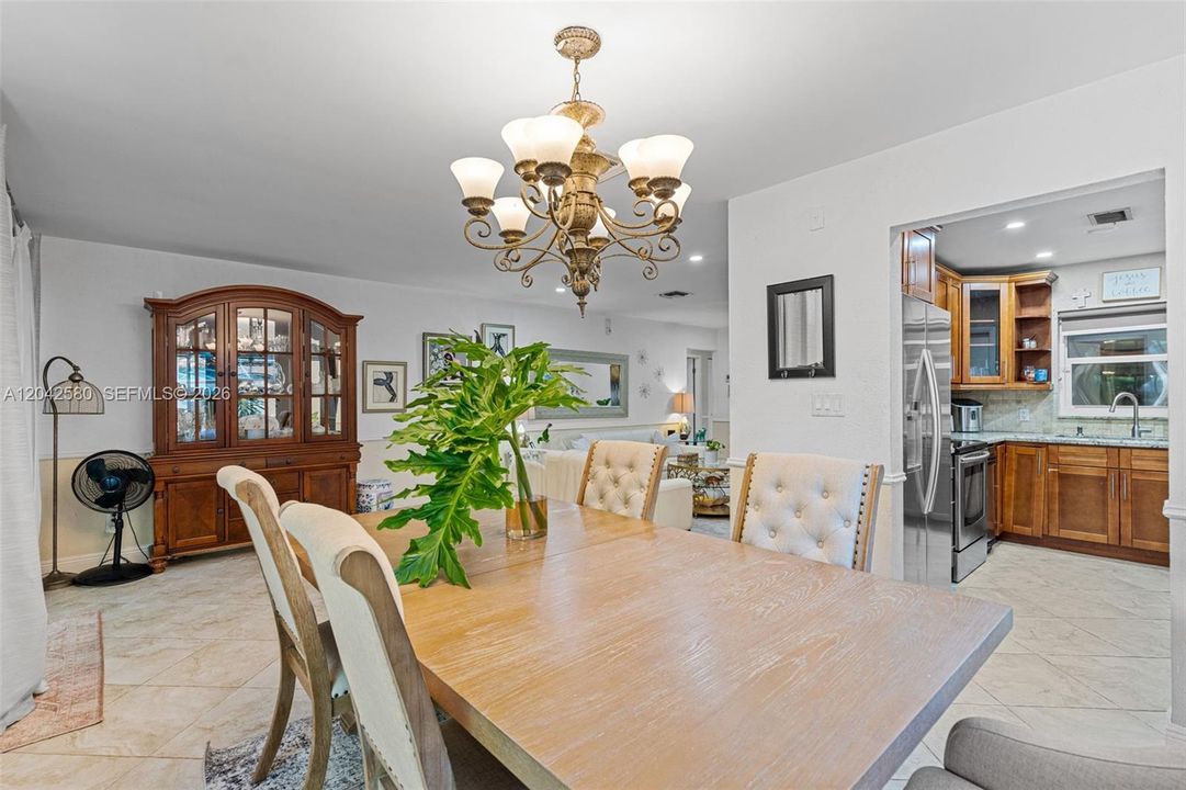 For Rent: $3,500 (3 beds, 2 baths, 1386 Square Feet)