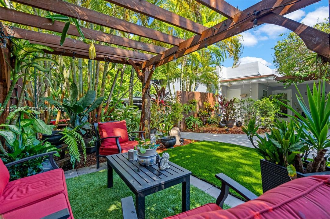 For Rent: $3,500 (3 beds, 2 baths, 1386 Square Feet)