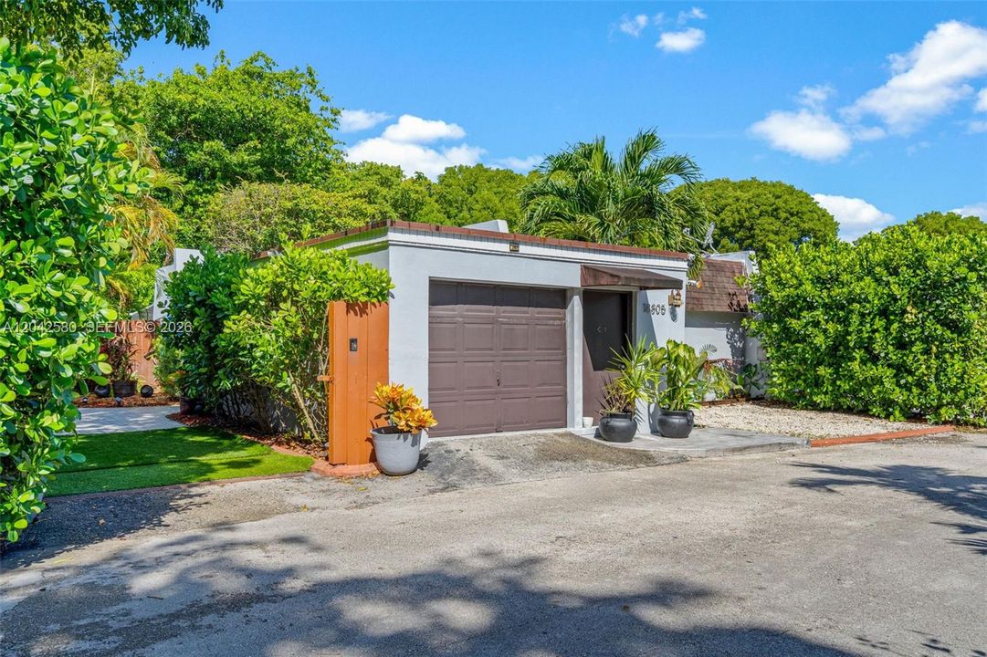 For Rent: $3,500 (3 beds, 2 baths, 1386 Square Feet)