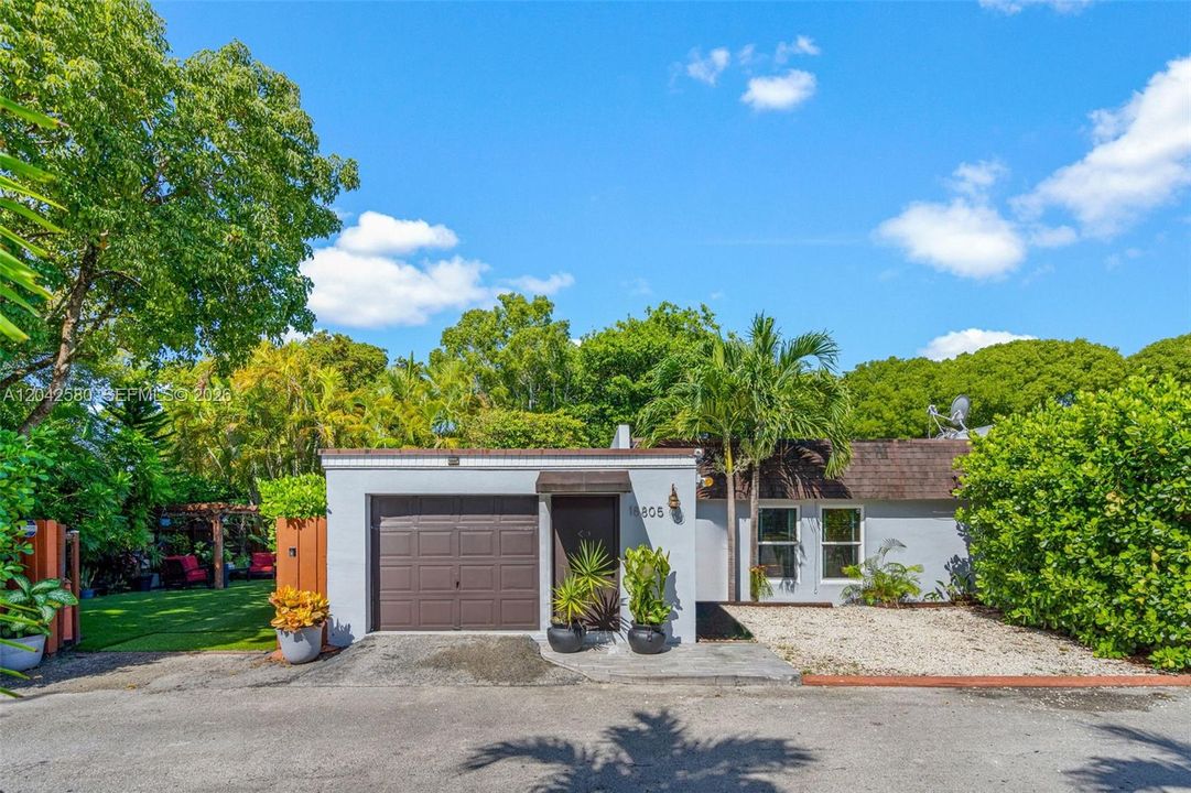For Rent: $3,500 (3 beds, 2 baths, 1386 Square Feet)