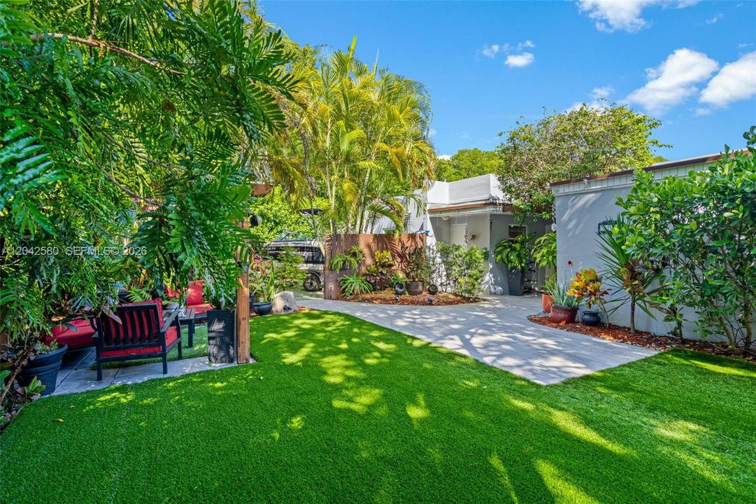 For Rent: $3,500 (3 beds, 2 baths, 1386 Square Feet)