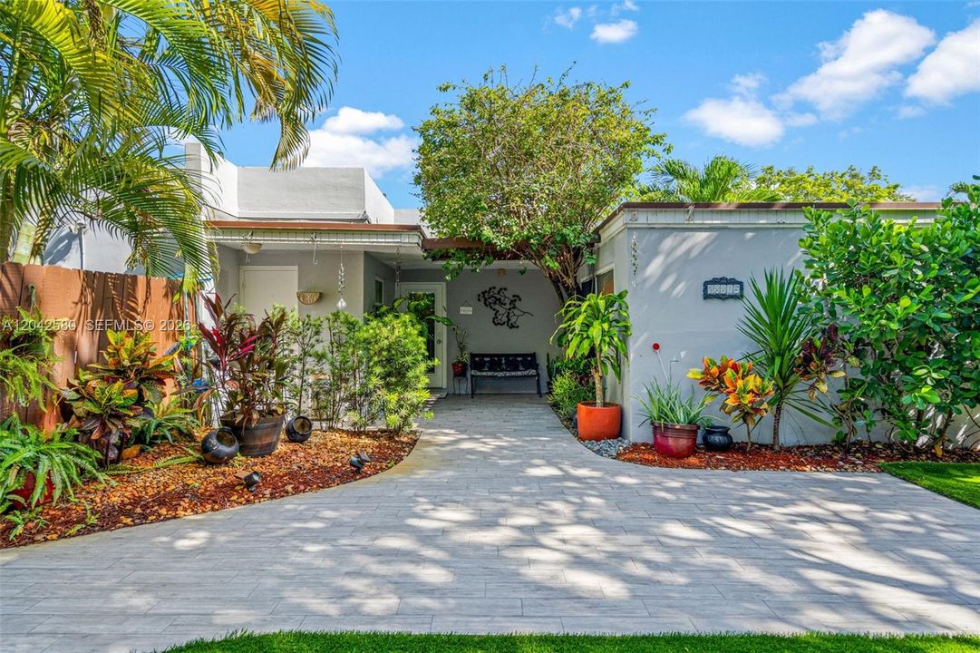 For Rent: $3,500 (3 beds, 2 baths, 1386 Square Feet)