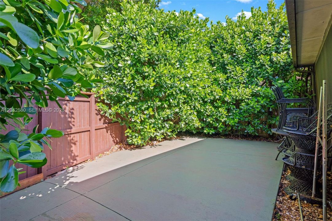 For Rent: $3,500 (3 beds, 2 baths, 1386 Square Feet)