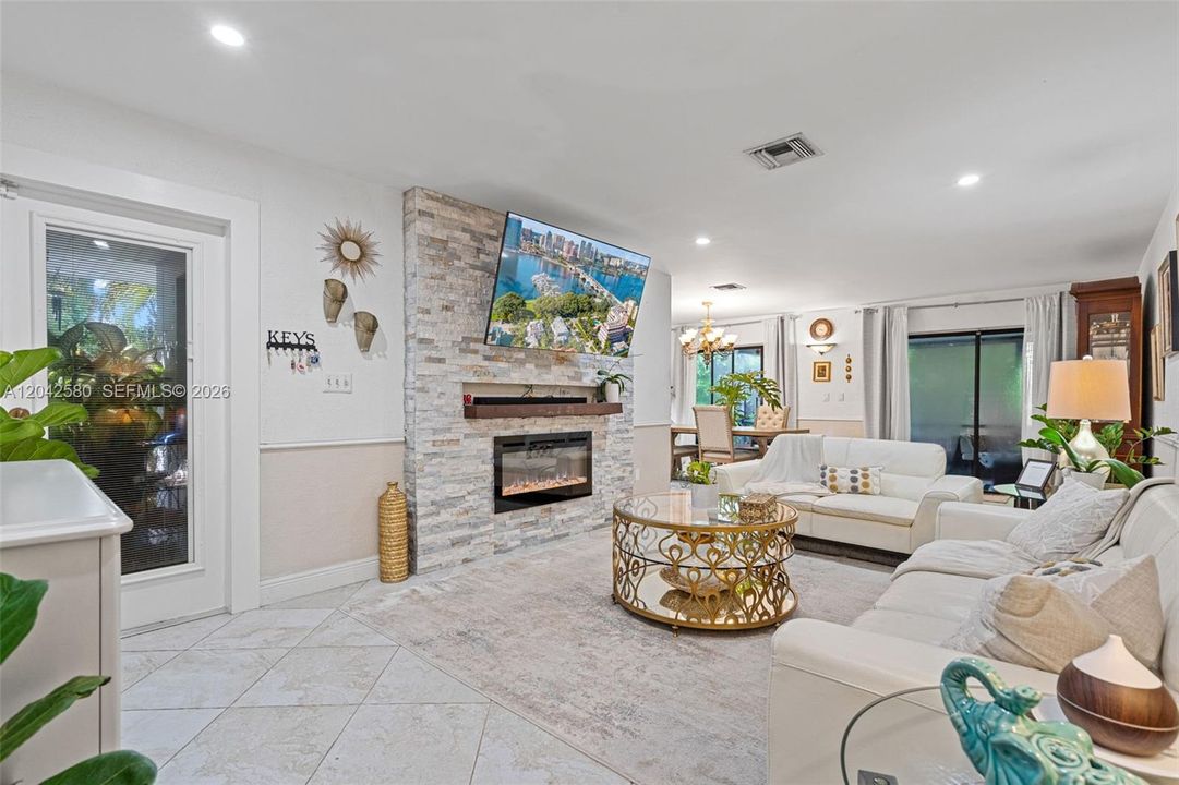 For Rent: $3,500 (3 beds, 2 baths, 1386 Square Feet)