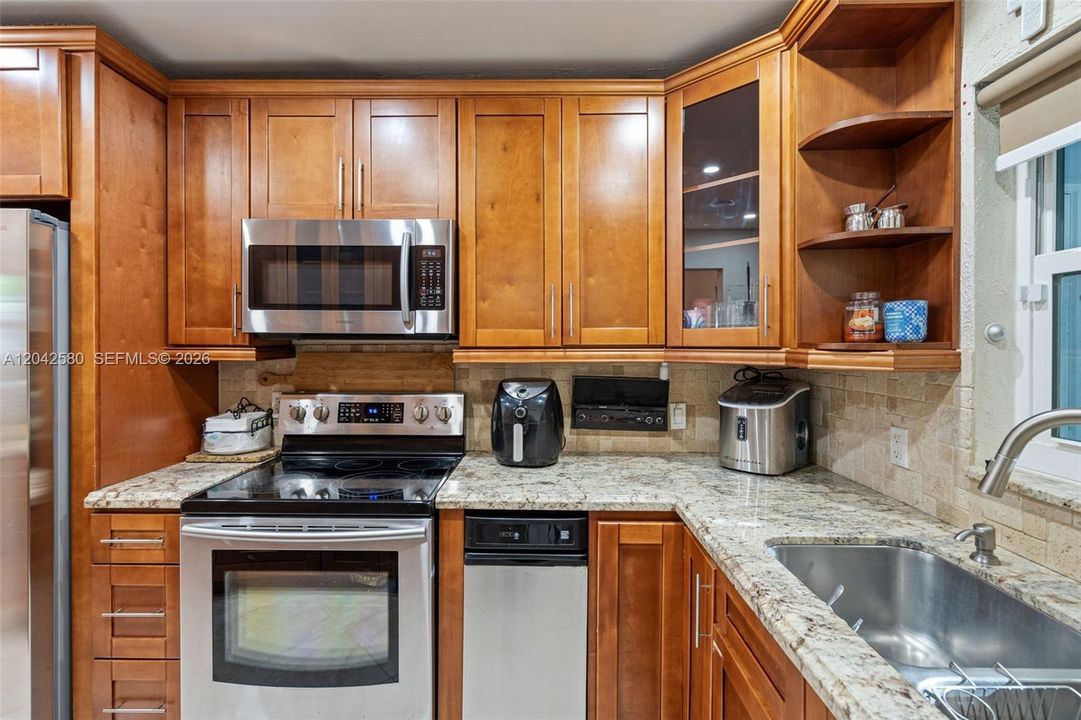 For Rent: $3,500 (3 beds, 2 baths, 1386 Square Feet)
