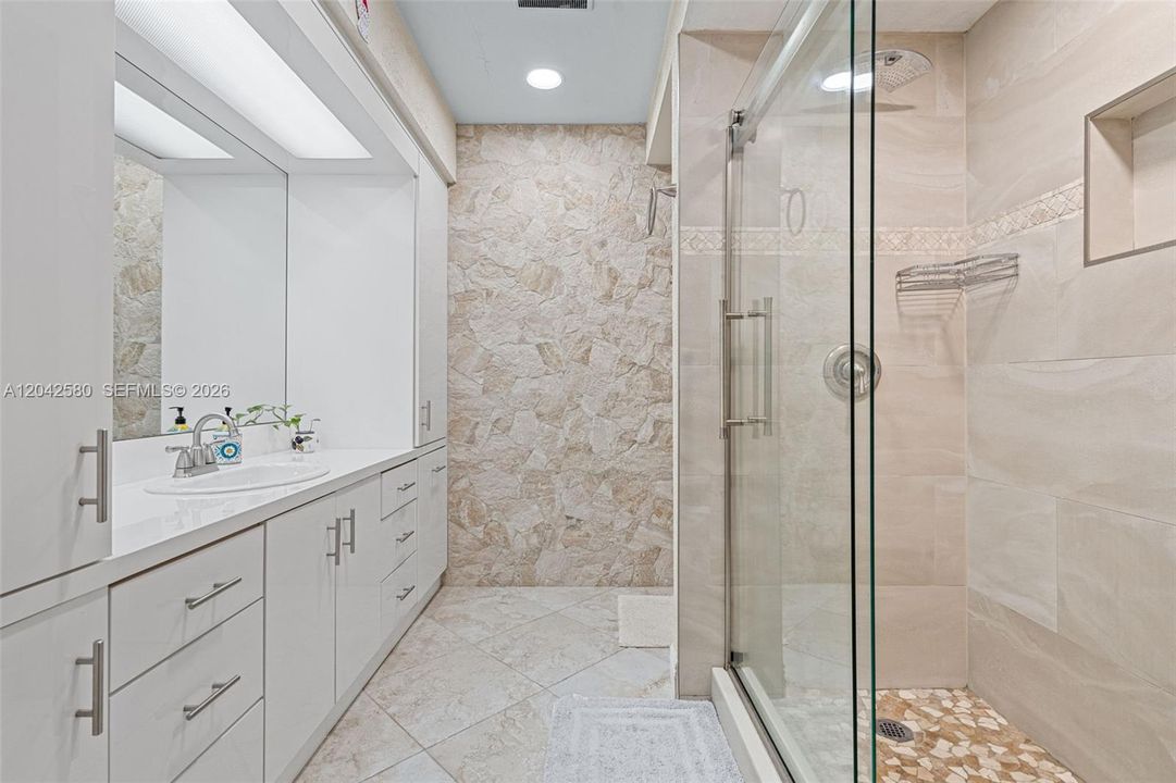 For Rent: $3,500 (3 beds, 2 baths, 1386 Square Feet)
