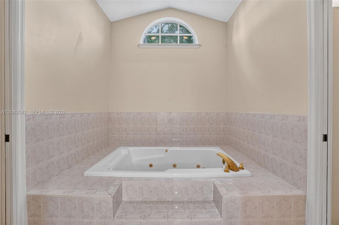 En Venta: $749,900 (3 camas, 2 baños, 2294 Pies cuadrados)