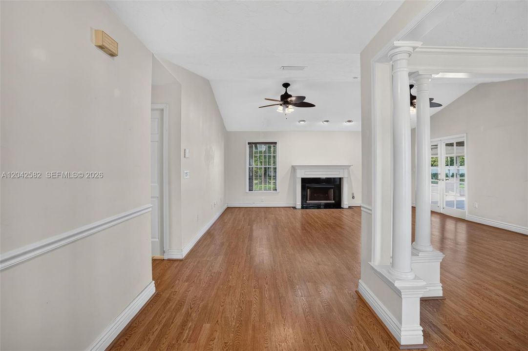 En Venta: $749,900 (3 camas, 2 baños, 2294 Pies cuadrados)
