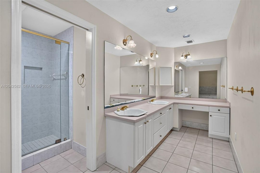 En Venta: $749,900 (3 camas, 2 baños, 2294 Pies cuadrados)