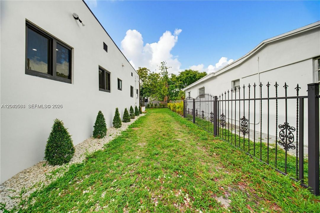 На продажу: $595,000 (3 спален, 2 ванн, 1093 Квадратных фут)